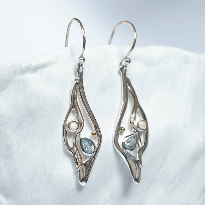 Orecchino a goccia in argento sterling con topazio blu e perla fatto a mano per la vendita all'ingrosso da parte di Banyan Jewellery