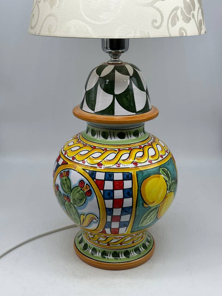 Lampa i Caltagirone-keramik, H 32 cm L 20 cm, handgjord, karrettdekor för wholesale av DD Ceramiche Siciliane