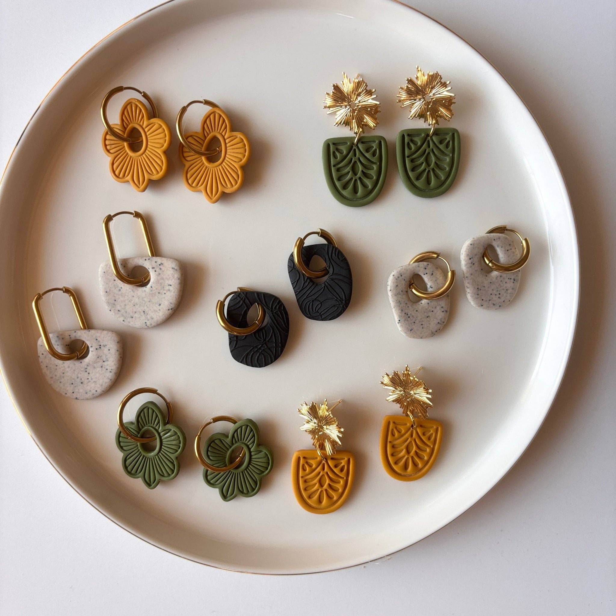 DUESTELLE ITALIA - Wholesale Dangle Earrings - Amaia - Hoop earrings with 18K gold-plated flower charm11