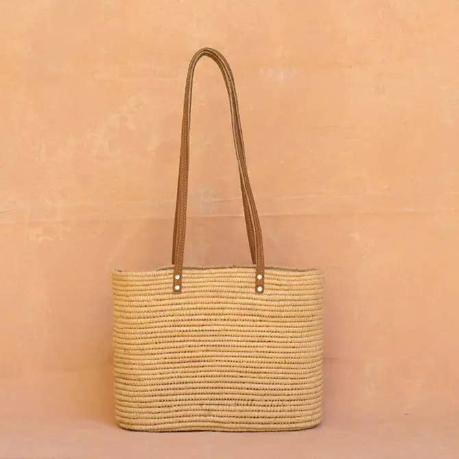 Raffia basket natural pattern & long leather Handles pour la vente par Terracotta Design LTD