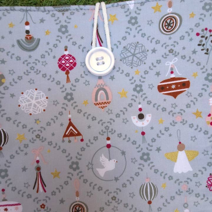 Gewatteerde kerstboekomslag, kerstballen, grijze achtergrond voor wholesale door laubelgo