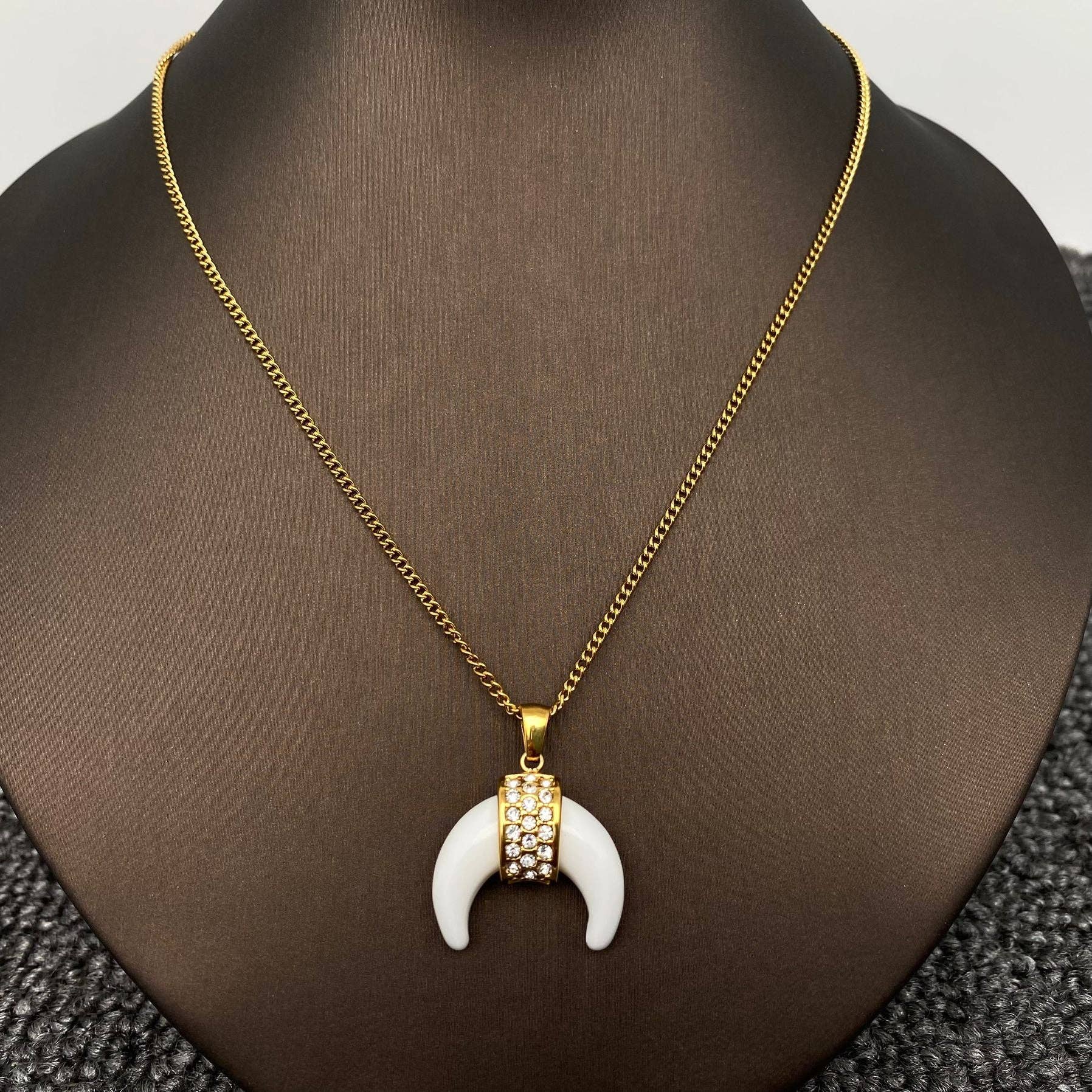 Mio Queena - Vendita all'ingrosso Collana con ciondolo/pendaglio - Collana SS placcata in oro 18 carati con ciondolo a forma di corno in resina zirconica cubica intarsiata -1