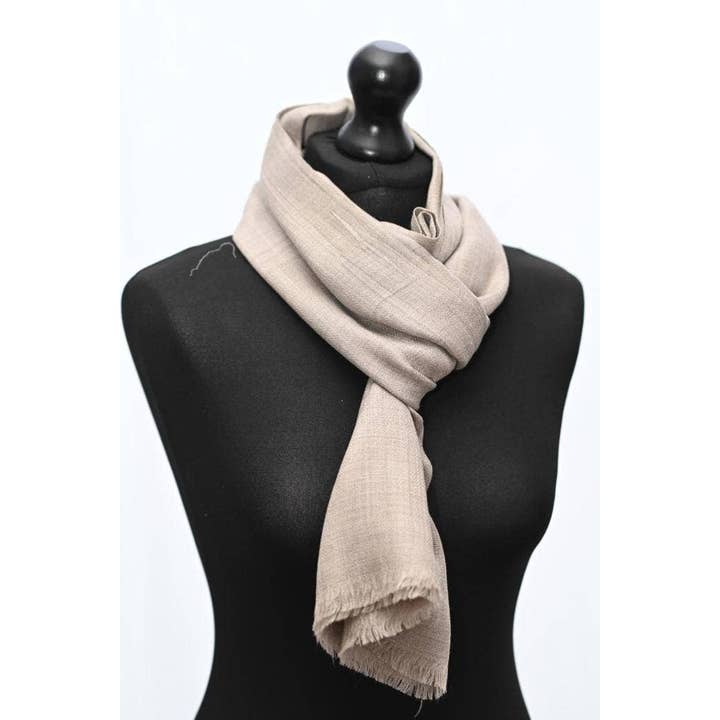 Bella sciarpa in lana di seta morbida tinta unita tessuta a mano grigia per la vendita all'ingrosso da parte di Hydestyle London