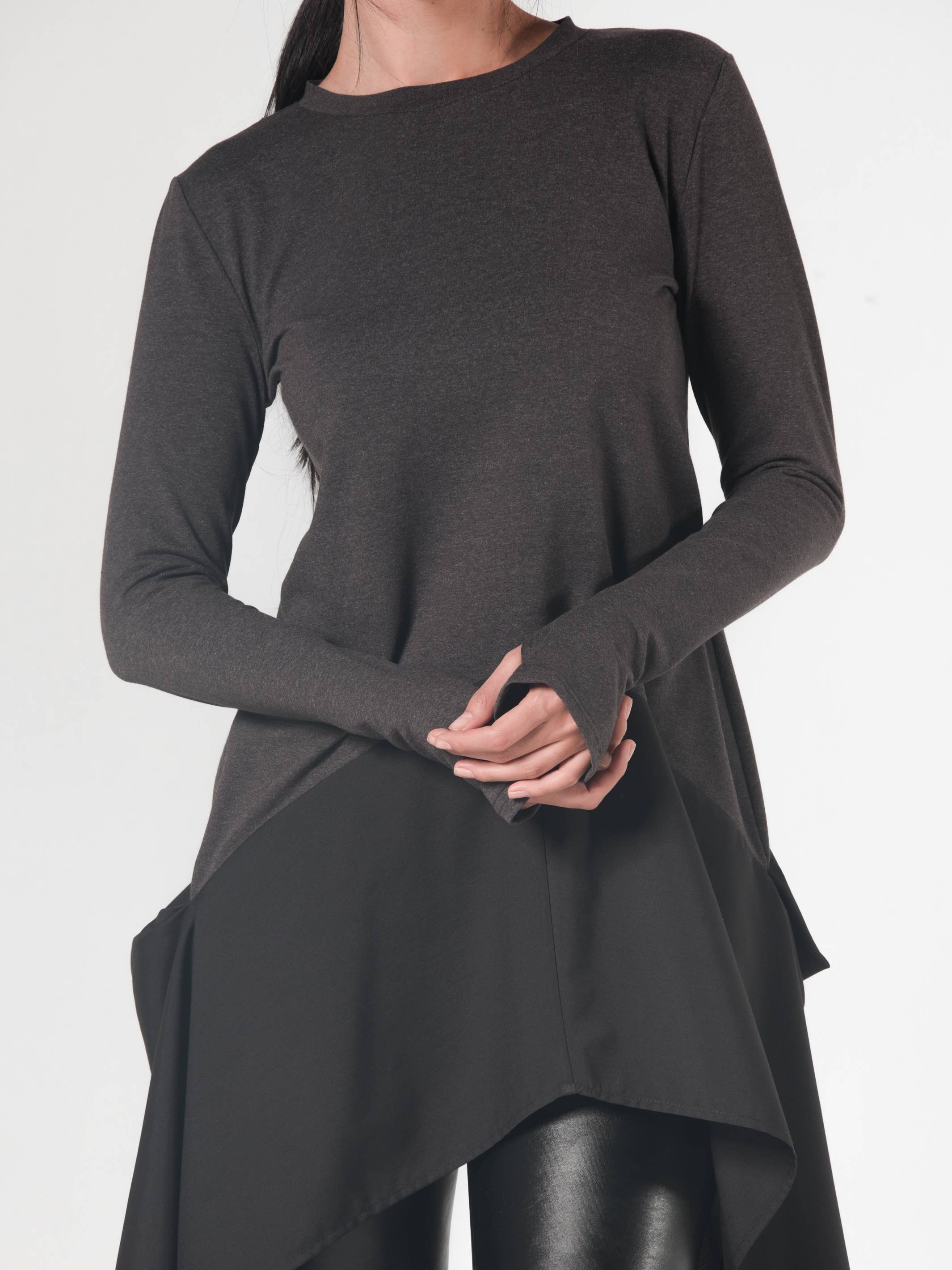 Metamorphoza - Wholesale Tuniek - Dames - Asymmetrische donkergrijze tuniek met duimgaten aan mouwen6