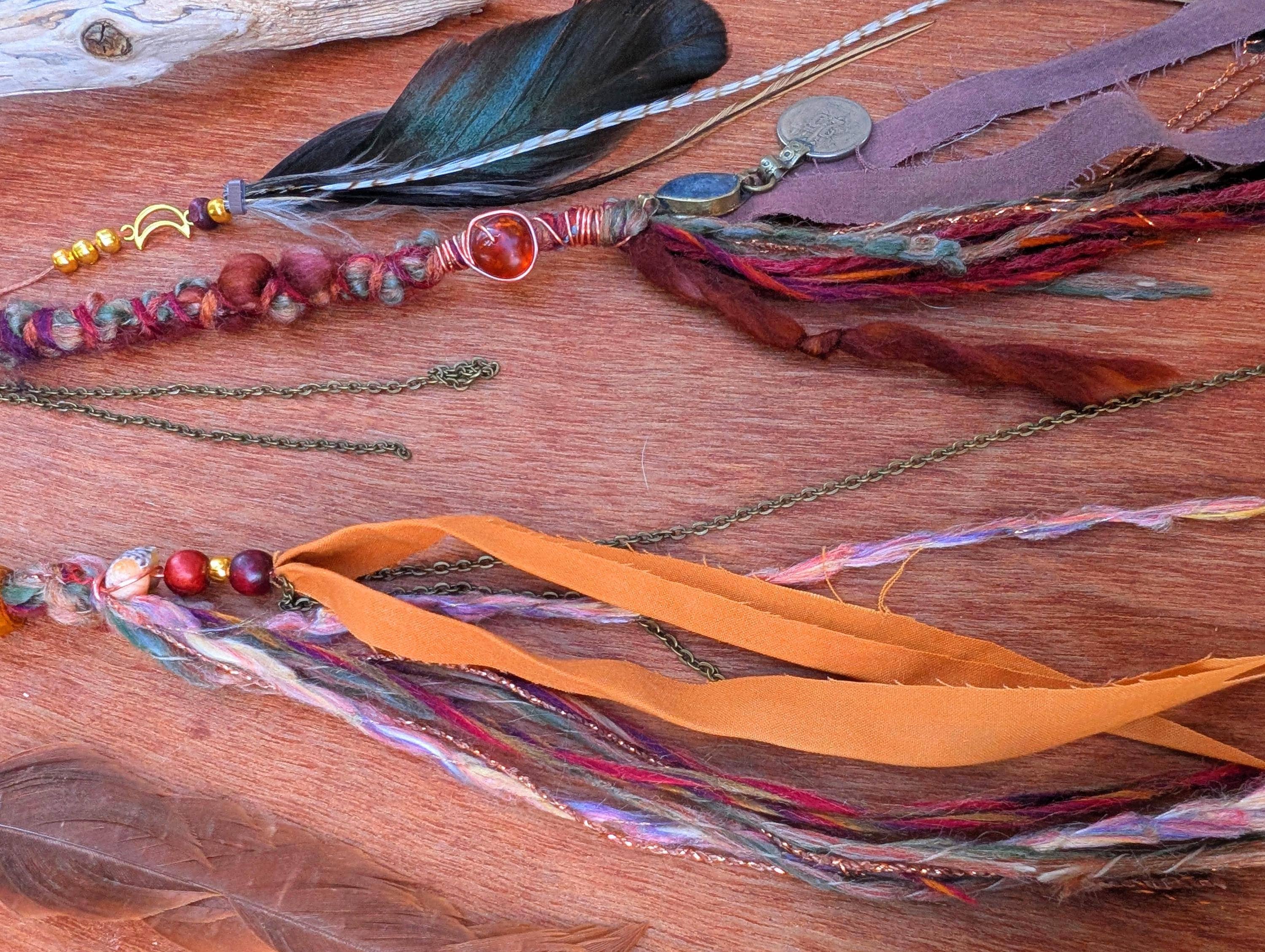 Sea Gypsy Designs - Vente Collier de perles - Collier Bohème à Double Rangée avec Plumes et Pierre d'Ambre2