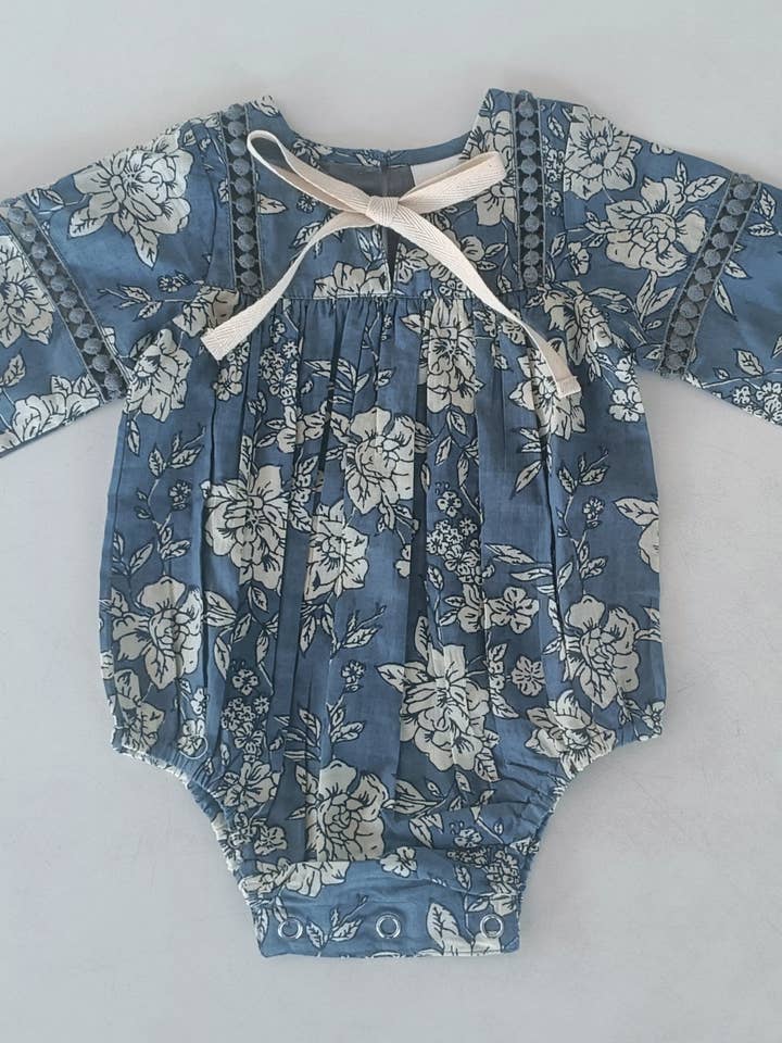 Yo Baby – Großhandel Strampler – Baby – Langarm-Baby-Strampler mit grauem Blumendruck auf der Vorderseite und Spitze: Säugling: Baby