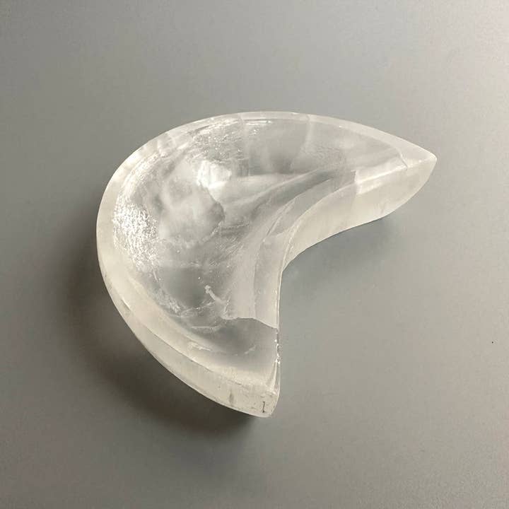 VIE – Engroshandel Pyntetallerken/skål – Selenit Skål, Halvmåne, 11x6x2.5cm1