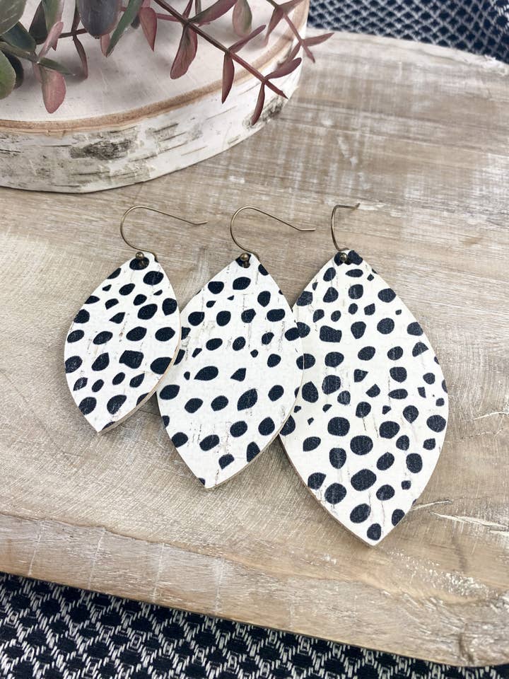 Dalmatische puntige teardrops voor wholesale door Anabelle+Oak
