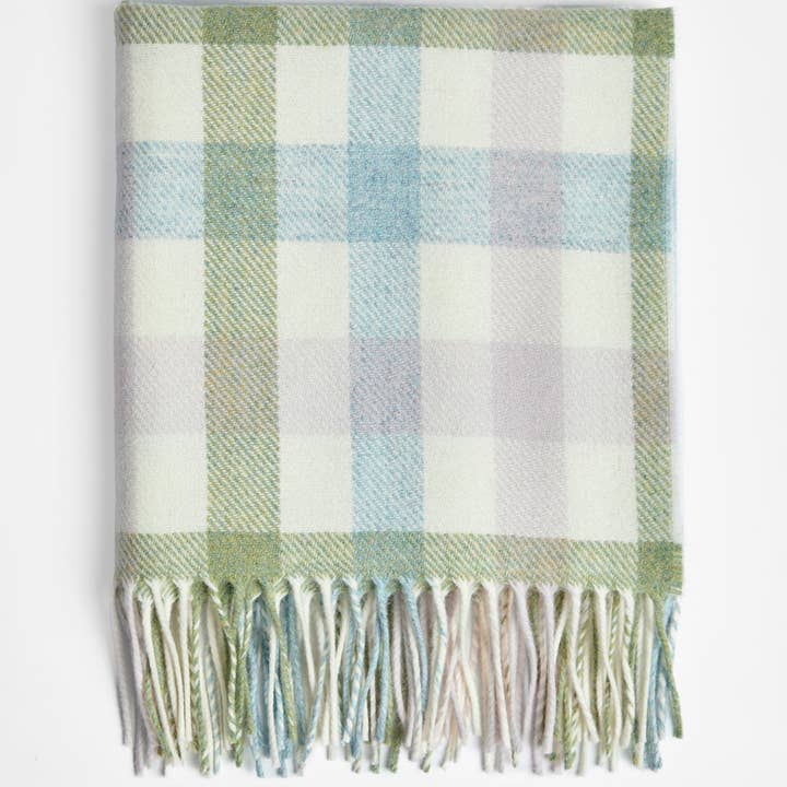 Couverture pour bébé en laine d'agneau à carreaux pastel Foxford pour la vente par FOXFORD