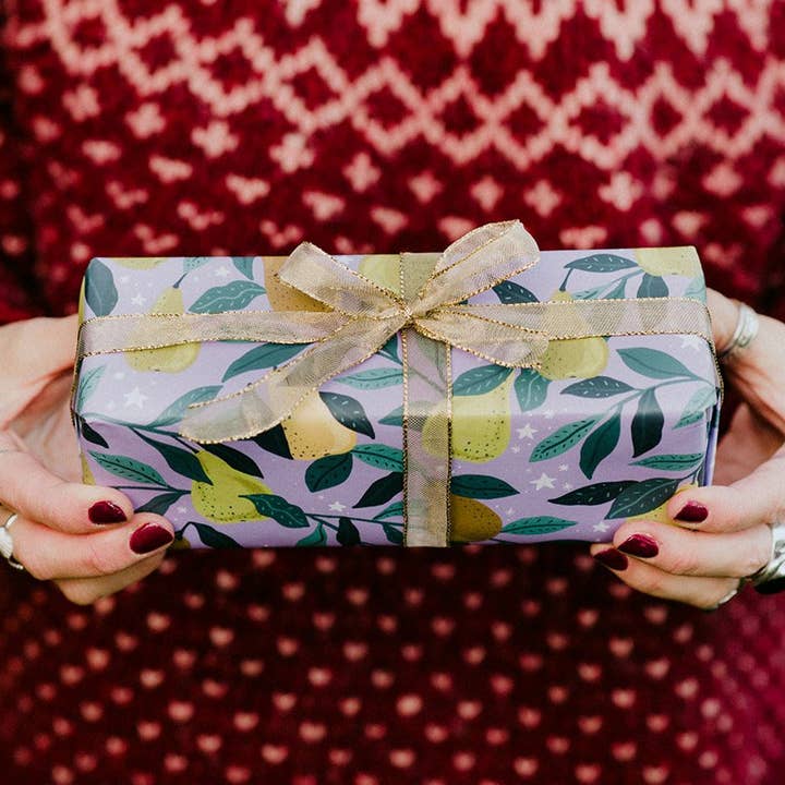 Papel de regalo navideño de Winter Pears para venta al por mayor de Laura Barnes Wholesale Ltd