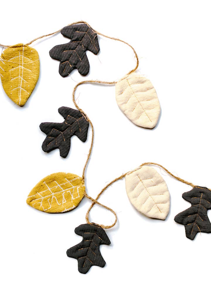 Guirlande de feuilles pour la vente par Grain of Rice Project