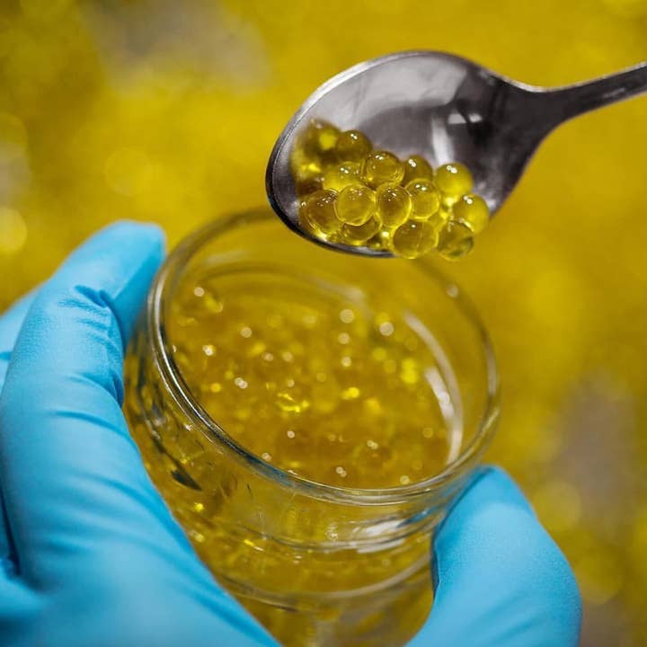 ZEET - Wholesale Olive oil - BASIL EXTRA VIRGIN OLIVE OIL PEARLS 50G8