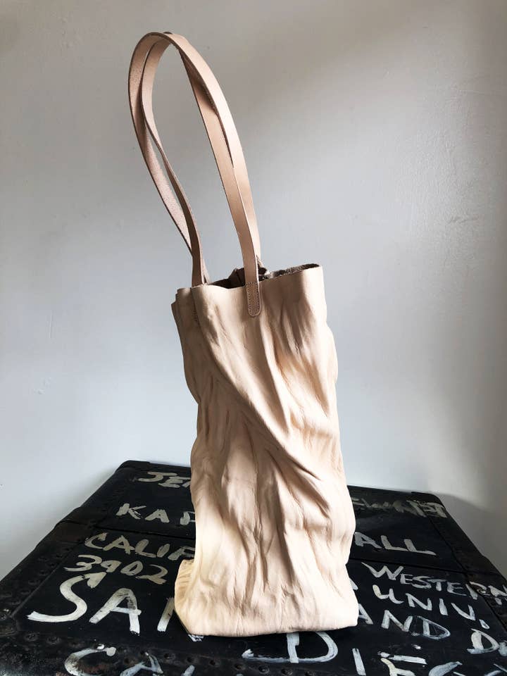 Selle froissée Paper Bag pour la vente par Basil Racuk