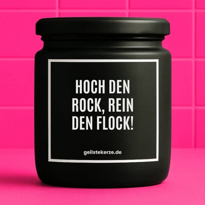 Vegan biologische kaars met spreuk – OMHOOG MET DE ROK, ERIN MET DE VLOK! voor wholesale door geilstekerze