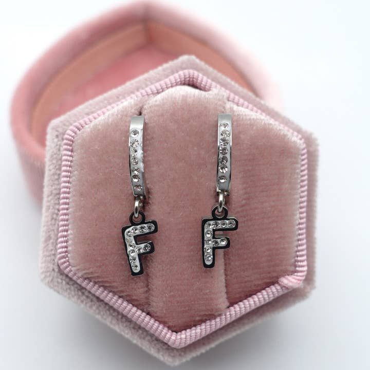 Daemon srls - Wholesale Huggie Earrings - ORECCHINI INIZIALI IN ZIRCONIA ~ ACCIAIO INOSSIDABILE ARGENTO - Mini orecchini a cerchio con iniziali in zirconi6