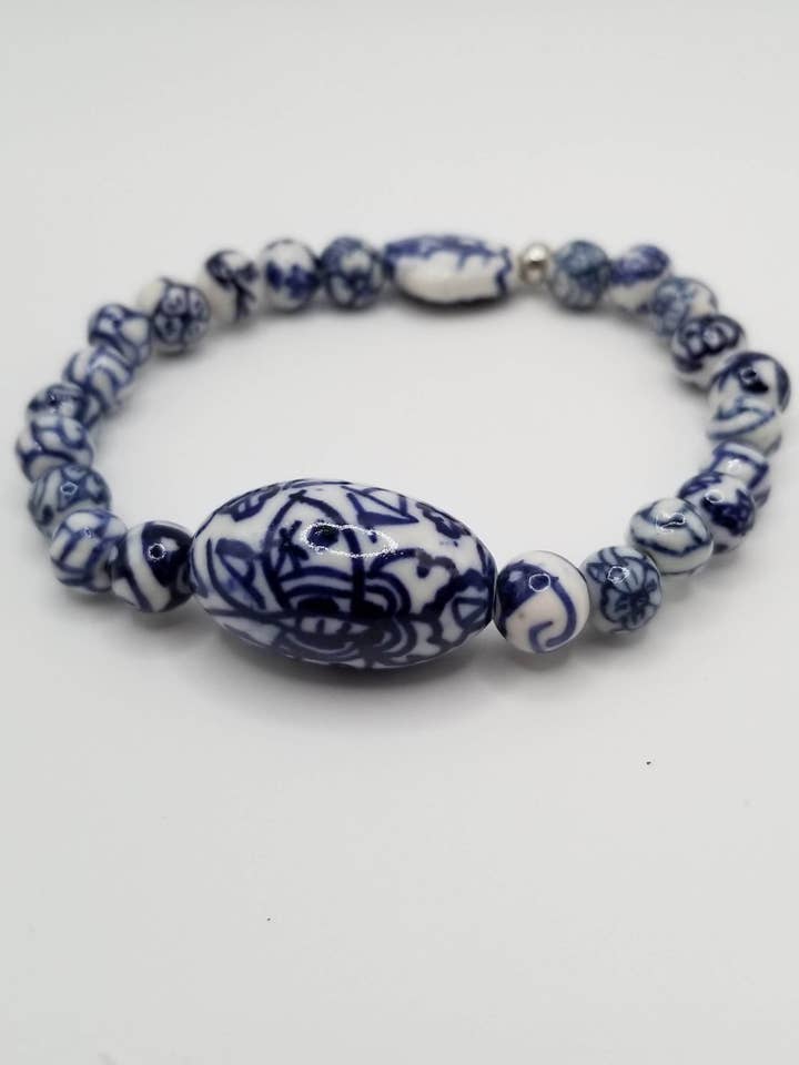 Bracciale in ceramica blu e bianca per la vendita all'ingrosso da parte di Handcrafted Jewelry By Teri C