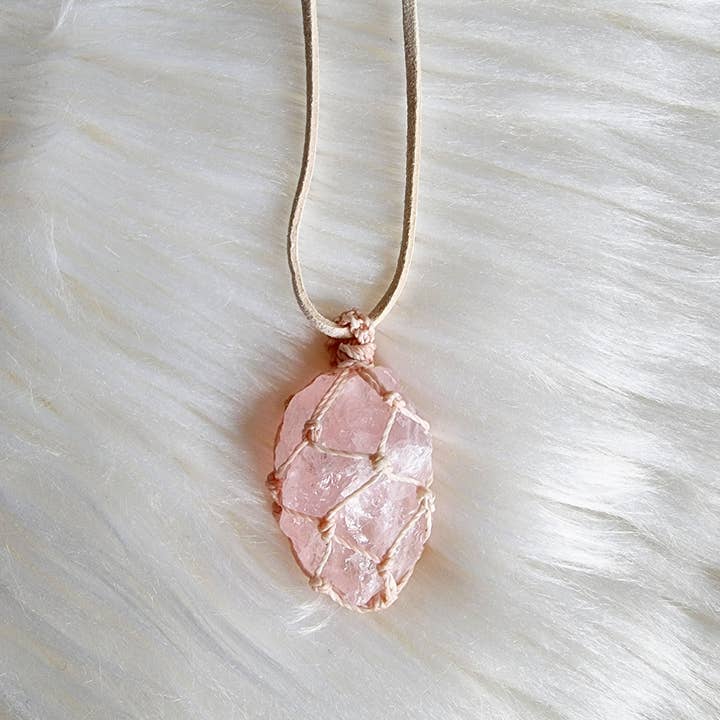 Purenami -Opals and Dreams - Vendita all'ingrosso Collana con ciondolo/pendaglio - Collana macramè di quarzo rosa grezzo