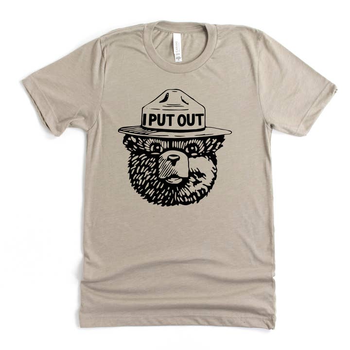 208 Tees - Vente T-shirt sérigraphié – unisexe - T-shirt graphique de camping hilarant "Je m'éteins" | Manches longues 2061