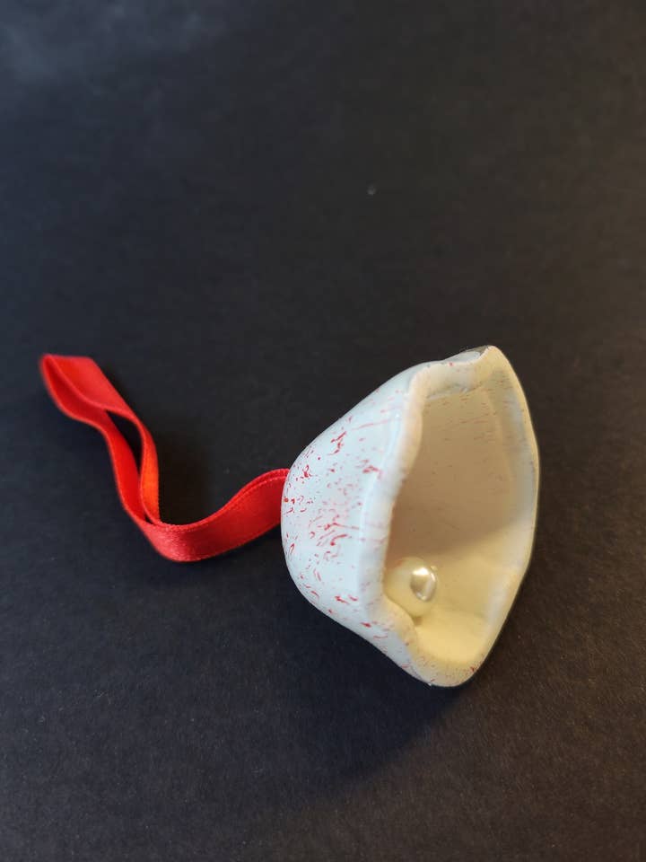 Vit-röd glasklocka på elegant bandhängare för wholesale av CARNEOL GLASS