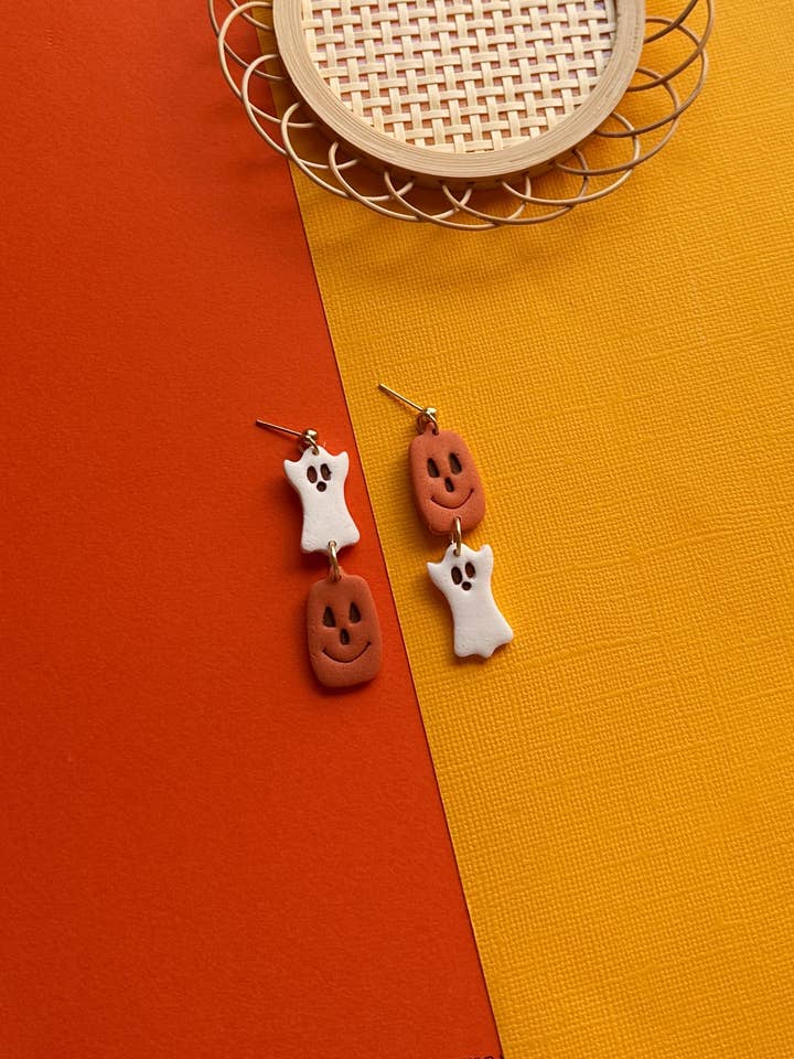 Halloween Marshmallow Dangles | Boucles d'oreilles en pâte polymère pour la vente par Easy Peasy Cutters