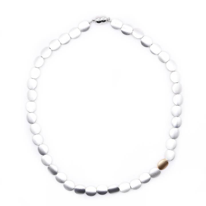 Sea Lily – wholesale Pärlband/Pärlhalsband – Silverfärgat pärlhalsband med en guldfärgad skiva0