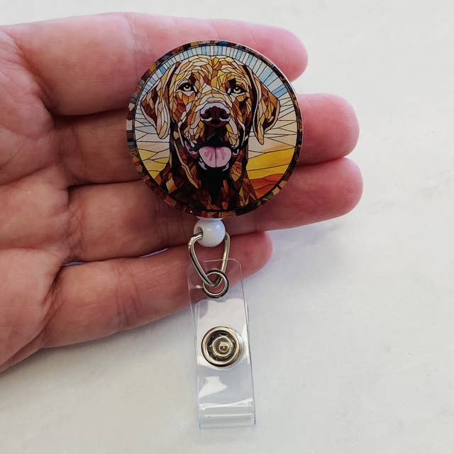 Porta badge con Labrador Retriever color cioccolato – Finto effetto vetro colorato per la vendita all'ingrosso da parte di Spellbound Rose Creations