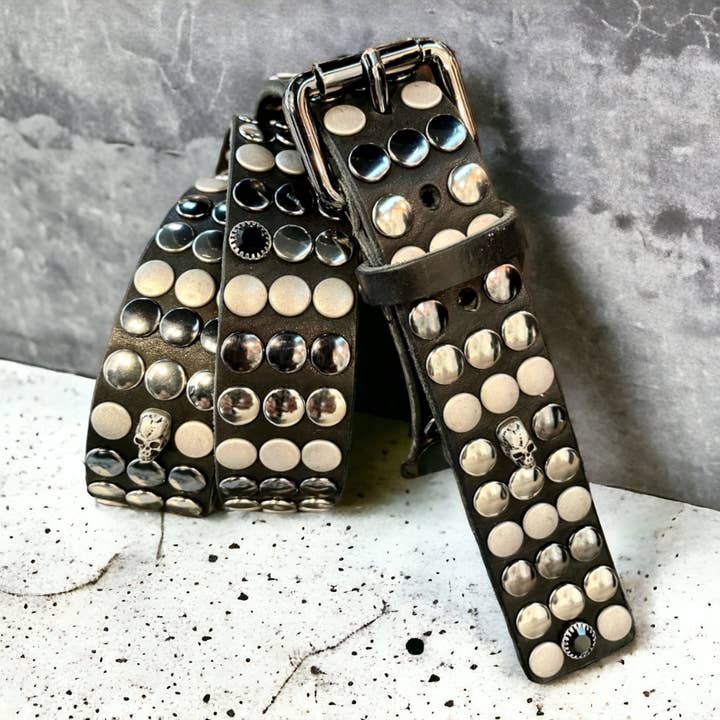 Cintura realizzata a mano, con borchie e cristalli per la vendita all'ingrosso da parte di Brunocenere