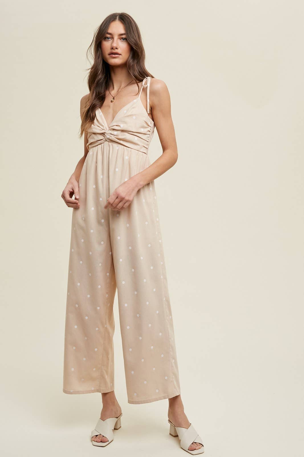 TAUPE PRICKIG JUMPSUIT MED VRIDBYSTDETALJ/WL23-8116 för wholesale på Faire0