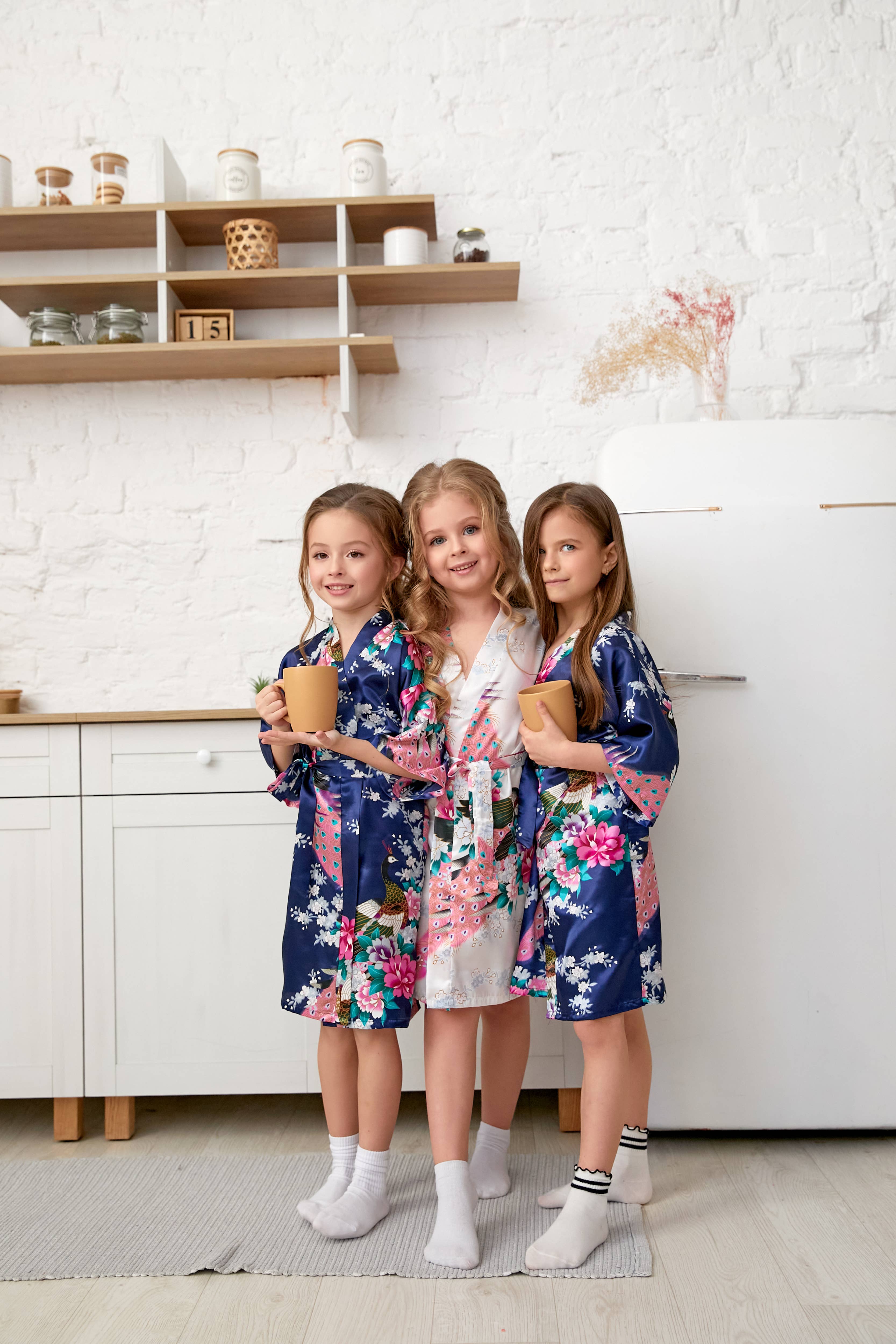 Sisters G Kids – Roupão de banho - Crianças por atacado – Kimonos infantis de cetim com estampa floral e pavão21