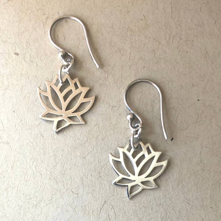 Ethisch hergestellte Lotus-Ohrhänger aus Silber für den Großhandel von Style Coop