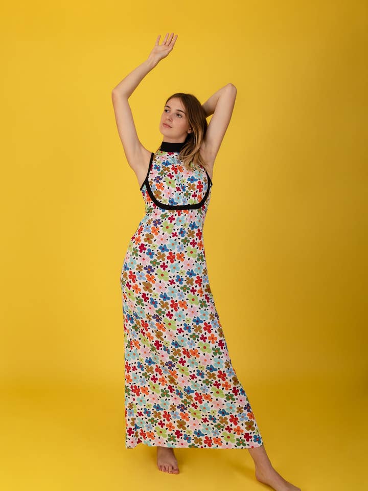 Bridgette klänning - Flower Power för wholesale av Huguette