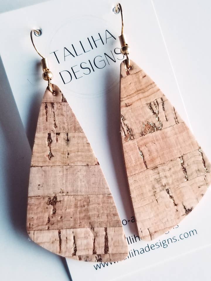 Cork backas äkta läder w/guld fläckar kil örhängen för wholesale av Talliha Designs