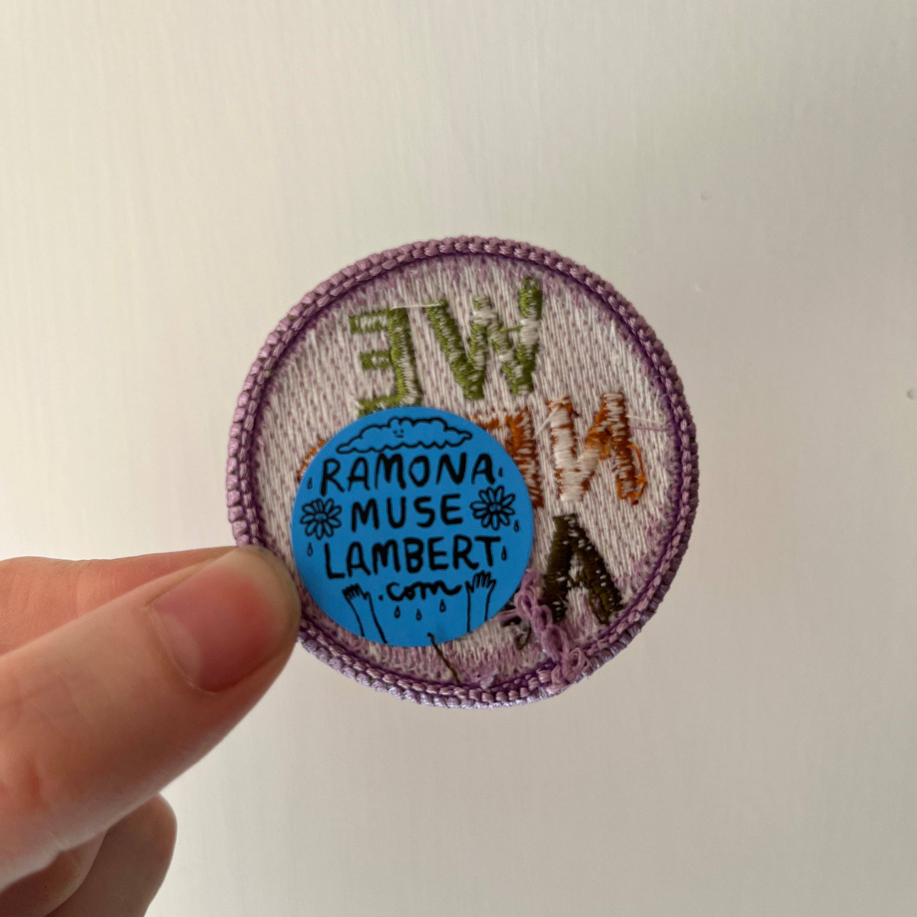 Ramona Muse Lambert - Vente Écusson - Patch brodé We Need Art Lilac de 2 pouces2