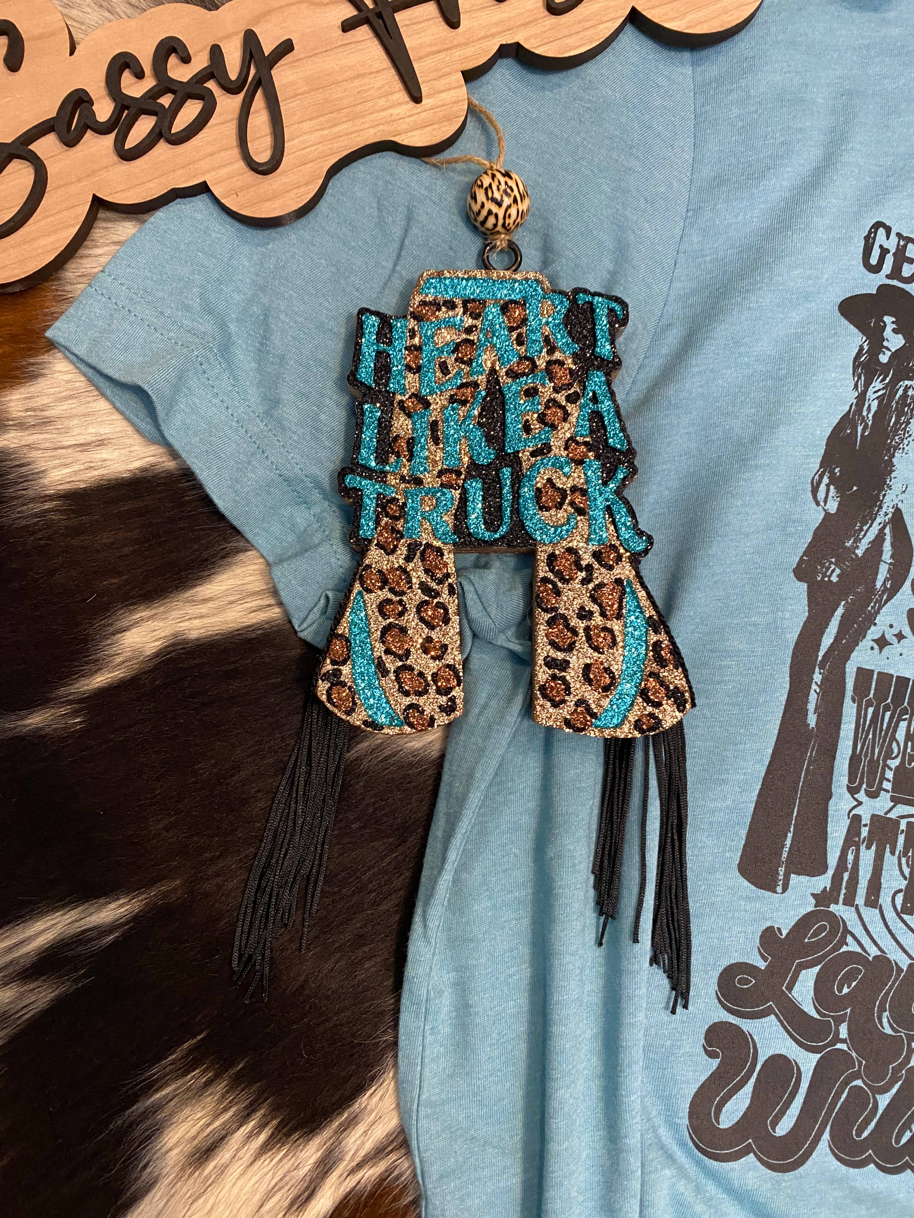 Sassy Fras Couture - Vente Désodorisant pour voiture – femme - Freshie à imprimé léopard en forme de cœur comme un camion1