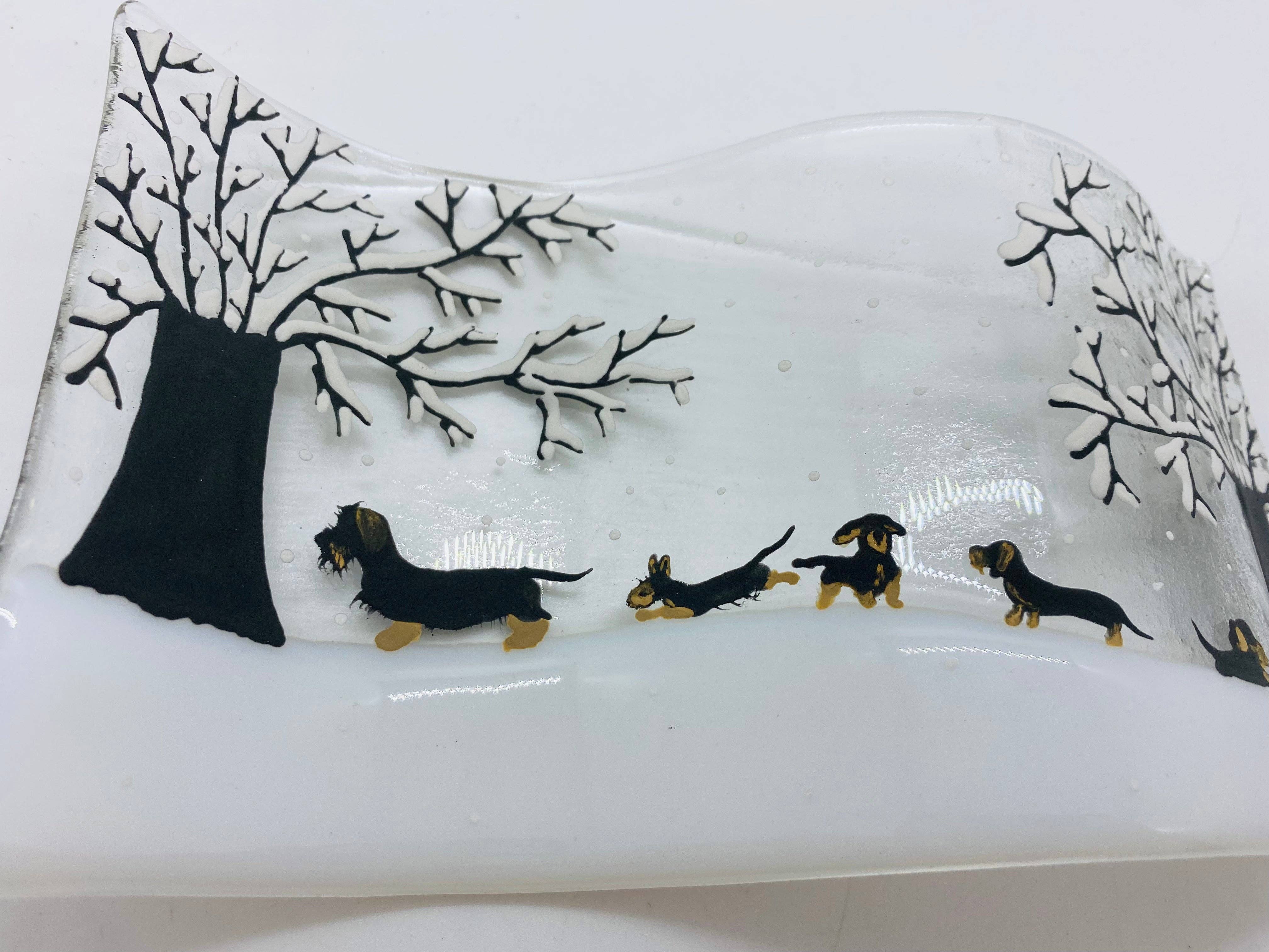 Ally Glass Studio – wholesale Decorative tabletop object – Winter dachshunds self standing1