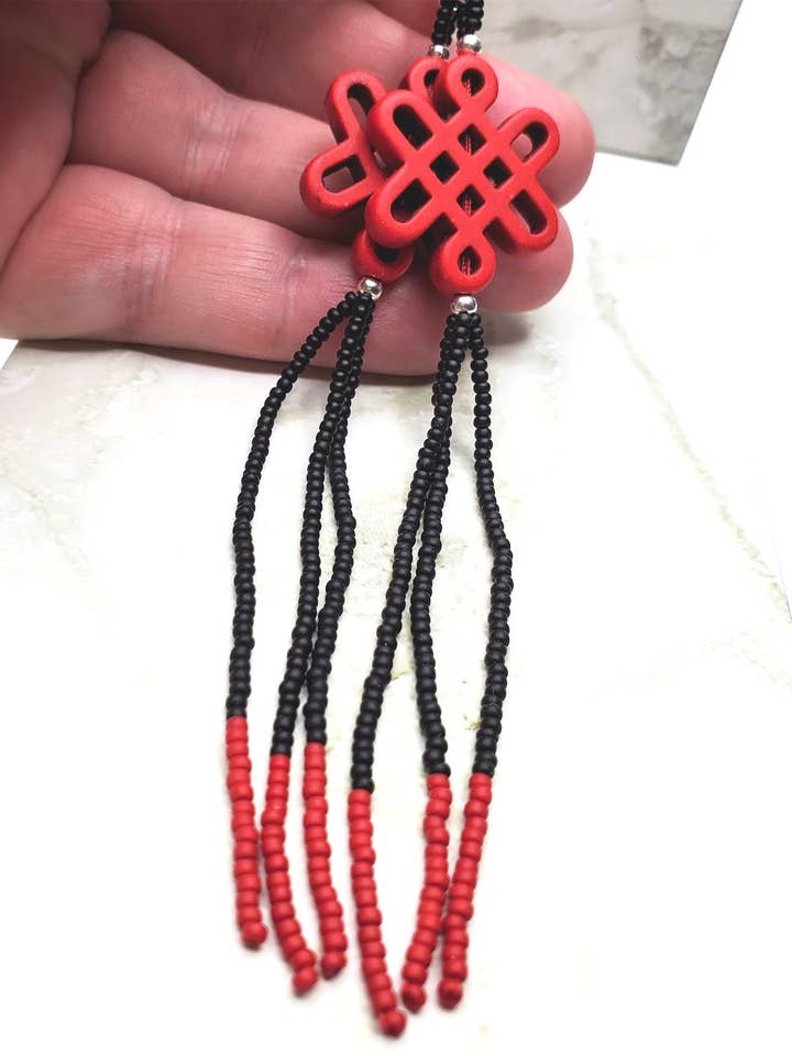 Boucles d'oreilles en forme de nœud celtique en magnésite teintée en rouge avec pendentifs pour la vente par Simply Raevyn
