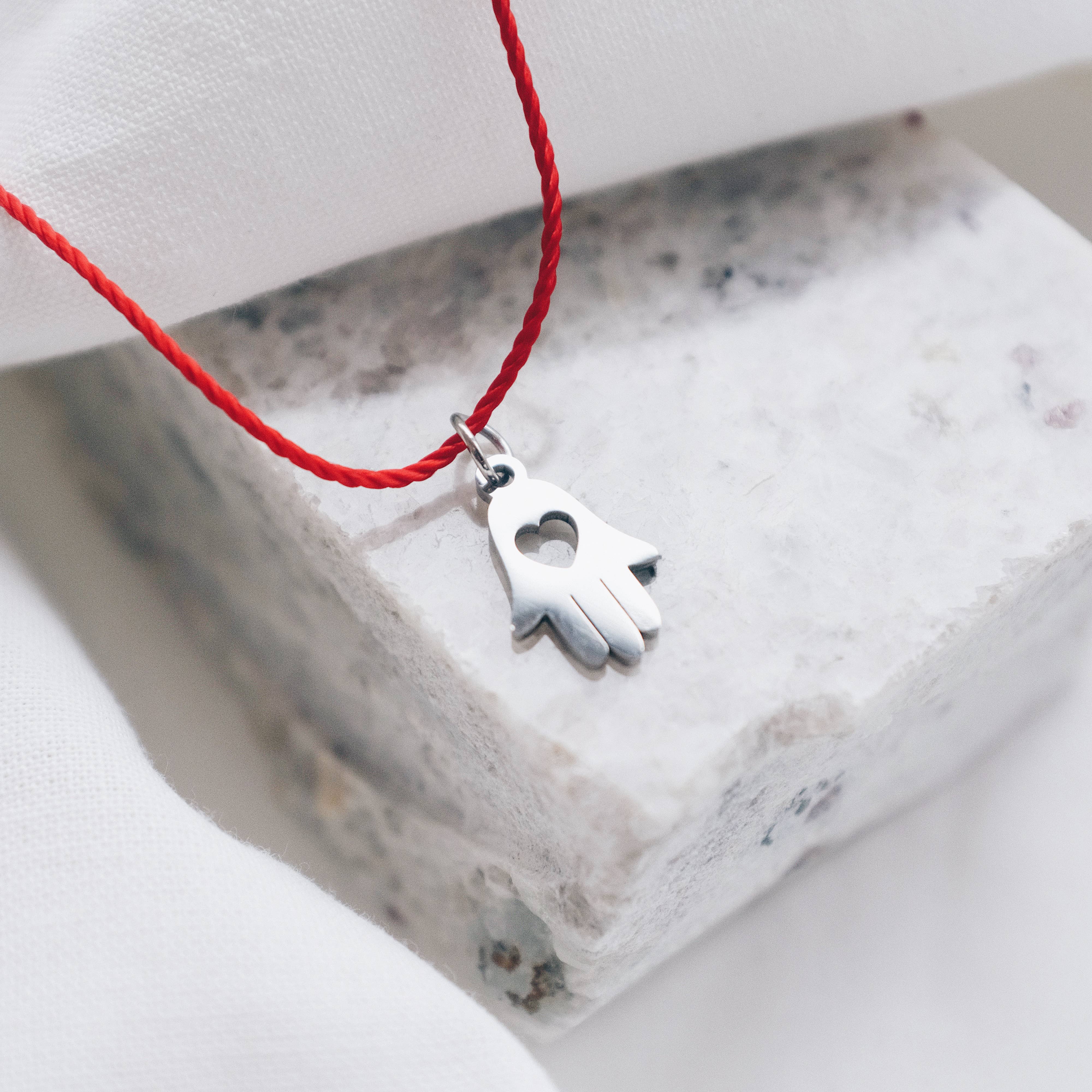 Lyon and Feather – Colar pingente/pendente por atacado – Colar de Mão de Hamsá Prateada com Fio Vermelho0