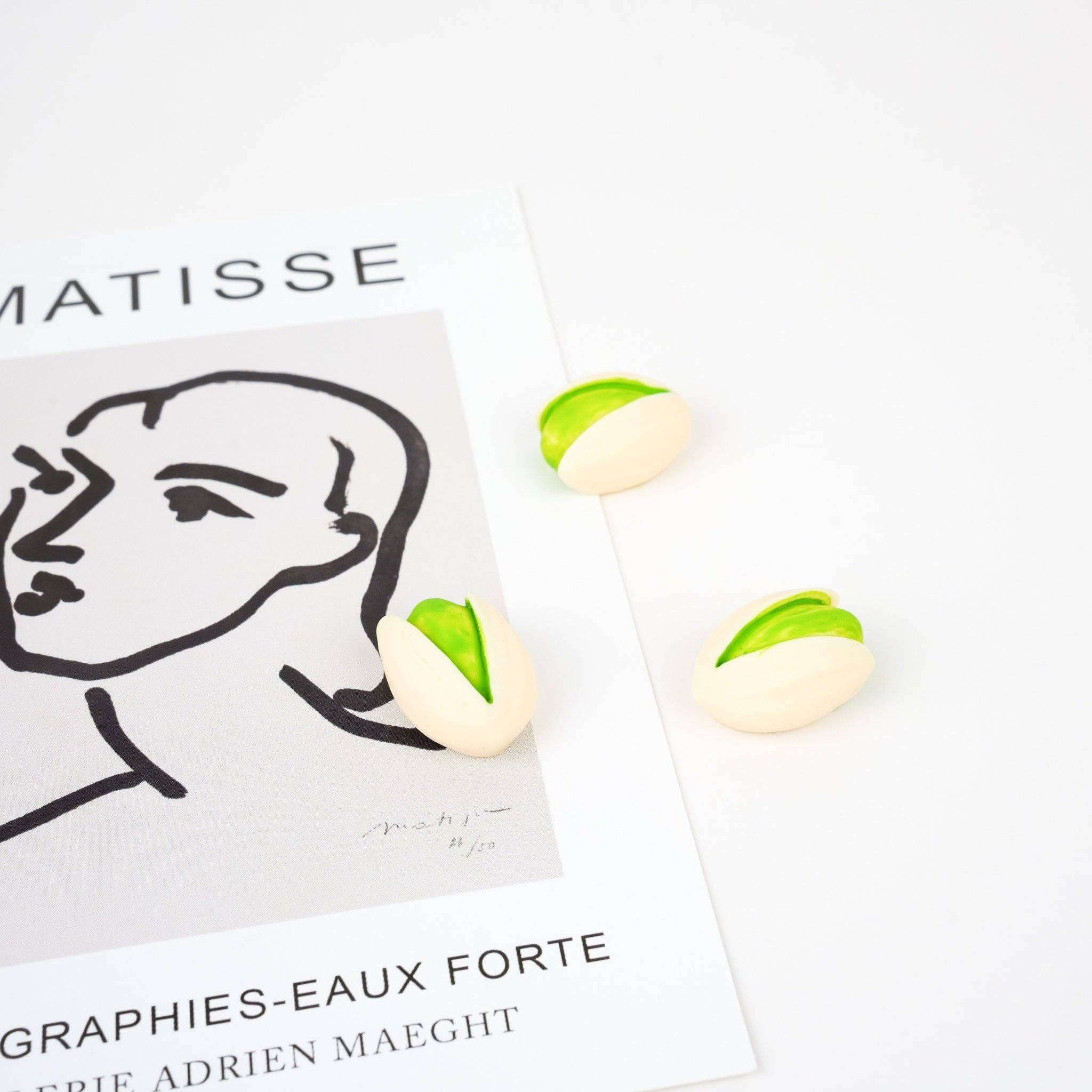 Mini Story Co - Vente Épinglettes/boutons - Épinglette en forme de pistache | Broche en forme de noix faite à la main | Épinglette fantaisiste en forme de pistache | Joli accessoire gourmand | Épinglette pour amoureux des noix8