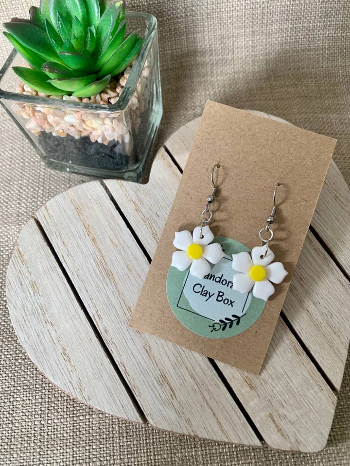 Daisy øreringe, håndlavet fra polymer ler for engroshandel hos Pandora’s Clay Box