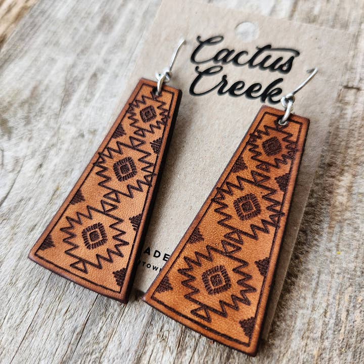 Boucles d'oreilles aztèques en cuir usiné à la main « Yuma » pour la vente par Cocklebur & Co.