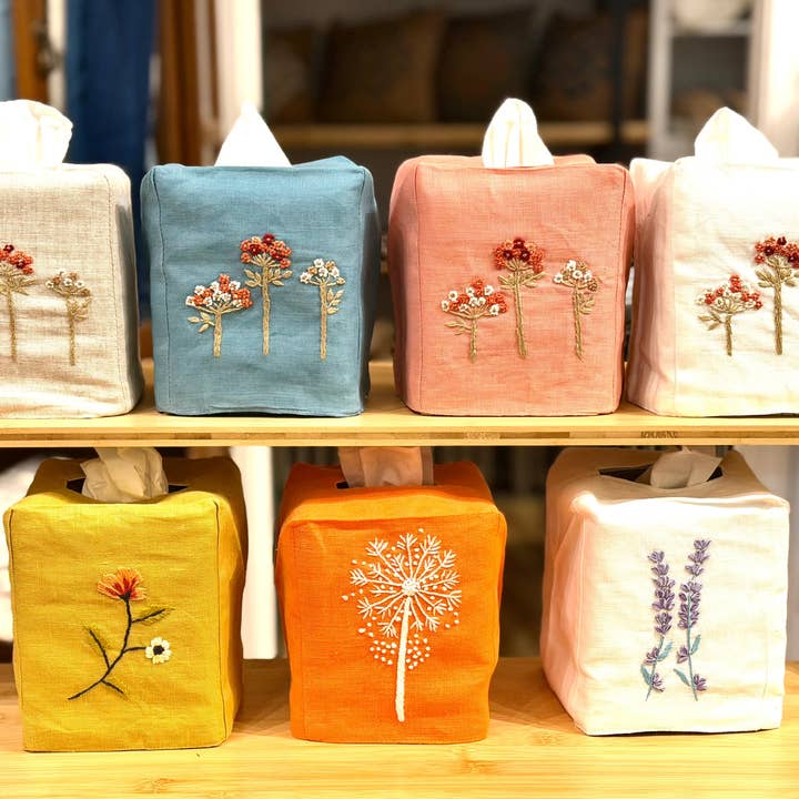 Nya överdrag för näsdukslådor "Blommor på stjälkar", handbroderat linne för wholesale av Wooven