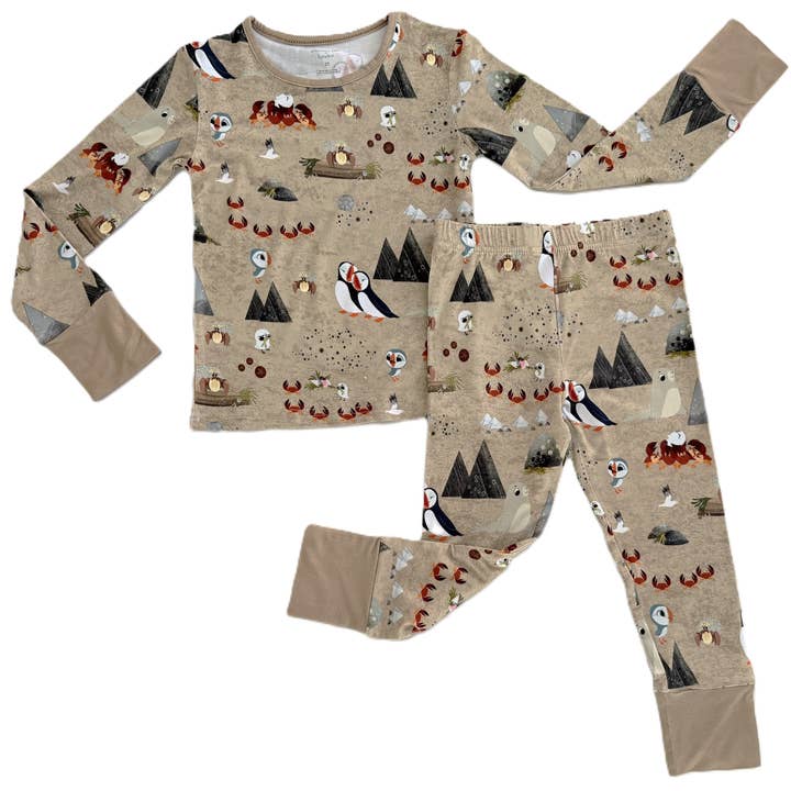 Snuggly Figs™ X Puffin Rock™ - Finder Bearnie - Bambus Pyjamasæt for engroshandel hos Snuggly Figs Ltd.
