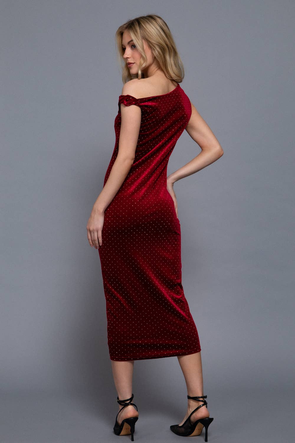 Active Basic | Active USA – Großhandel Kleid – Damen – Ärmelloses Samtkleid mit verdrehten Trägern und Strasssteinen9