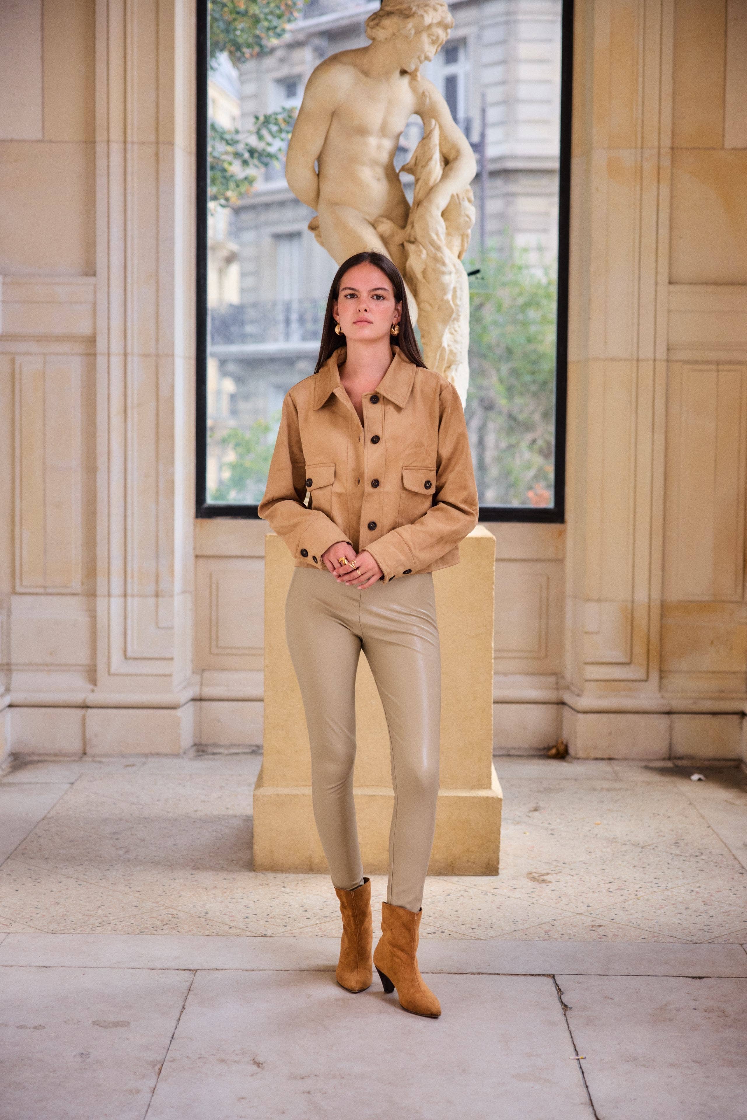 Crema scura Leggings slim beige similpelle - Orice in vendita all'ingrosso su Faire