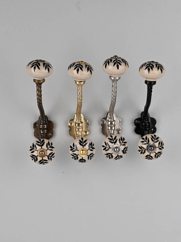 Wandhaken aus Keramik mit Blumenmuster in Schwarz und Cremeweiß | Wandhaken im Vintage-Stil | Wandhaken aus Metall | Haken für Möbelbeschläge | Badehaken für den Großhandel von KNOBCO