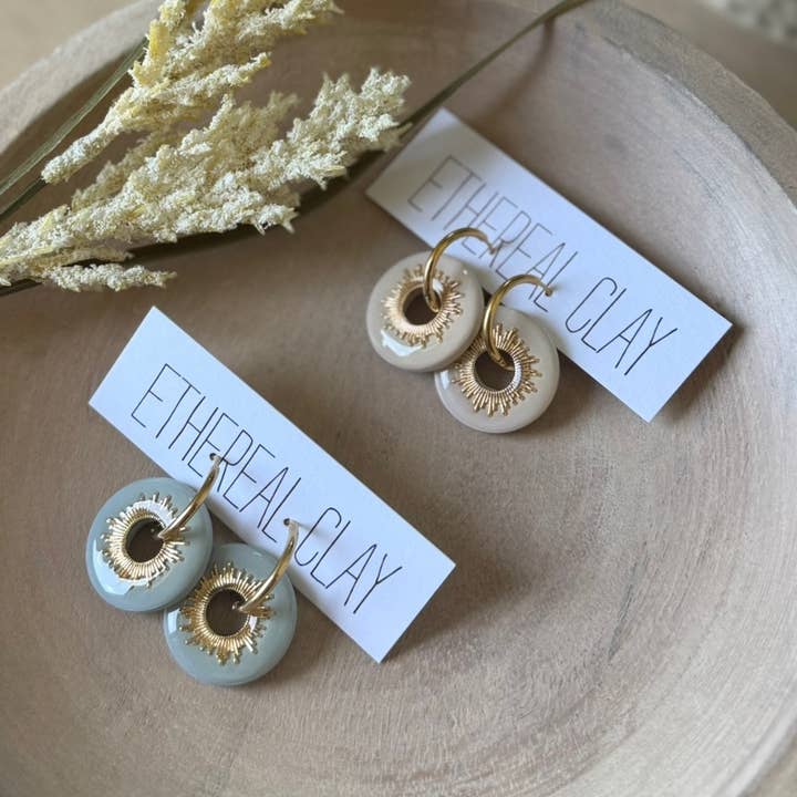 Argolas de Argila com Charme Dourado por atacado de Ethereal Clay