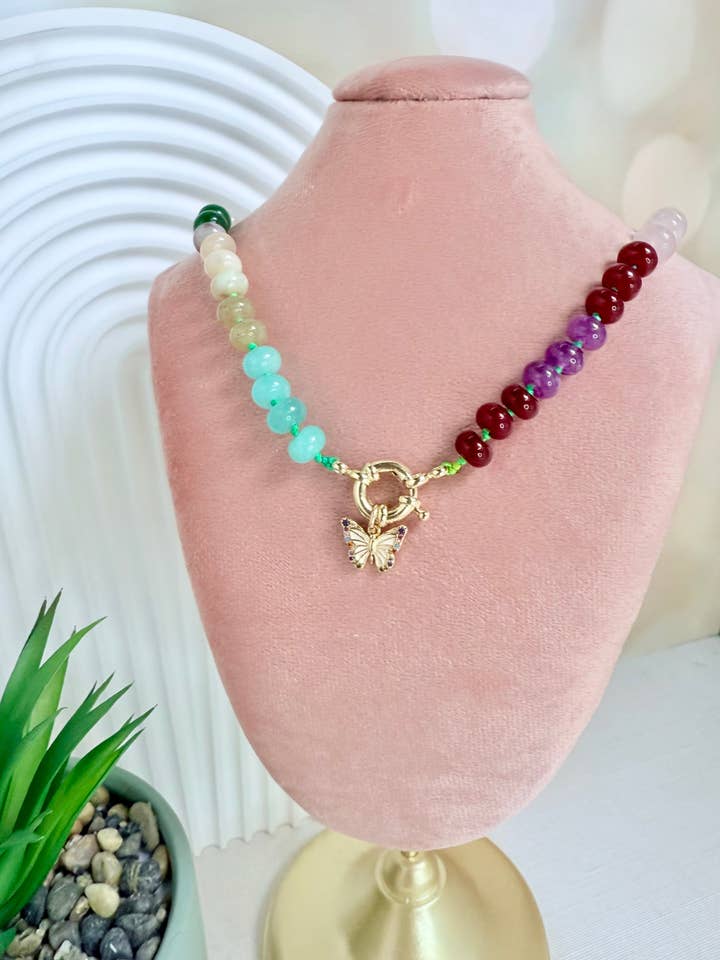 Collana con farfalla di perline multicolore per la vendita all'ingrosso da parte di NEM Designs