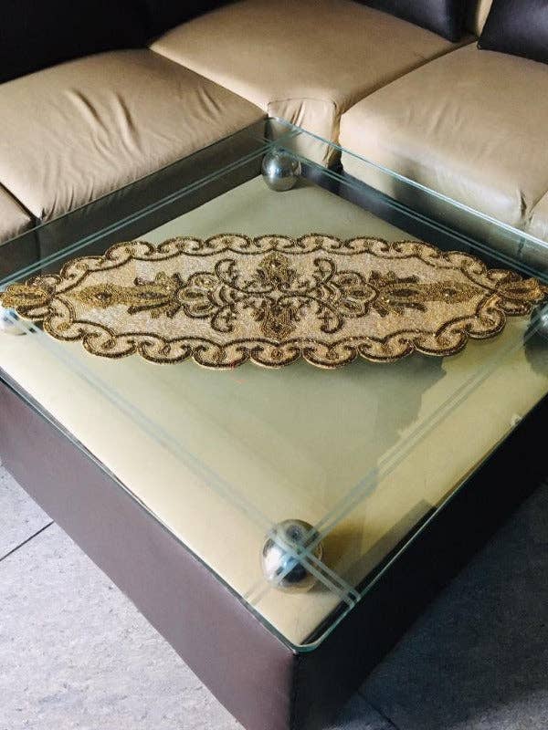 Runner da tavola di lusso leggero con perline di vetro bianche e dorate per la vendita all'ingrosso da parte di Lixra