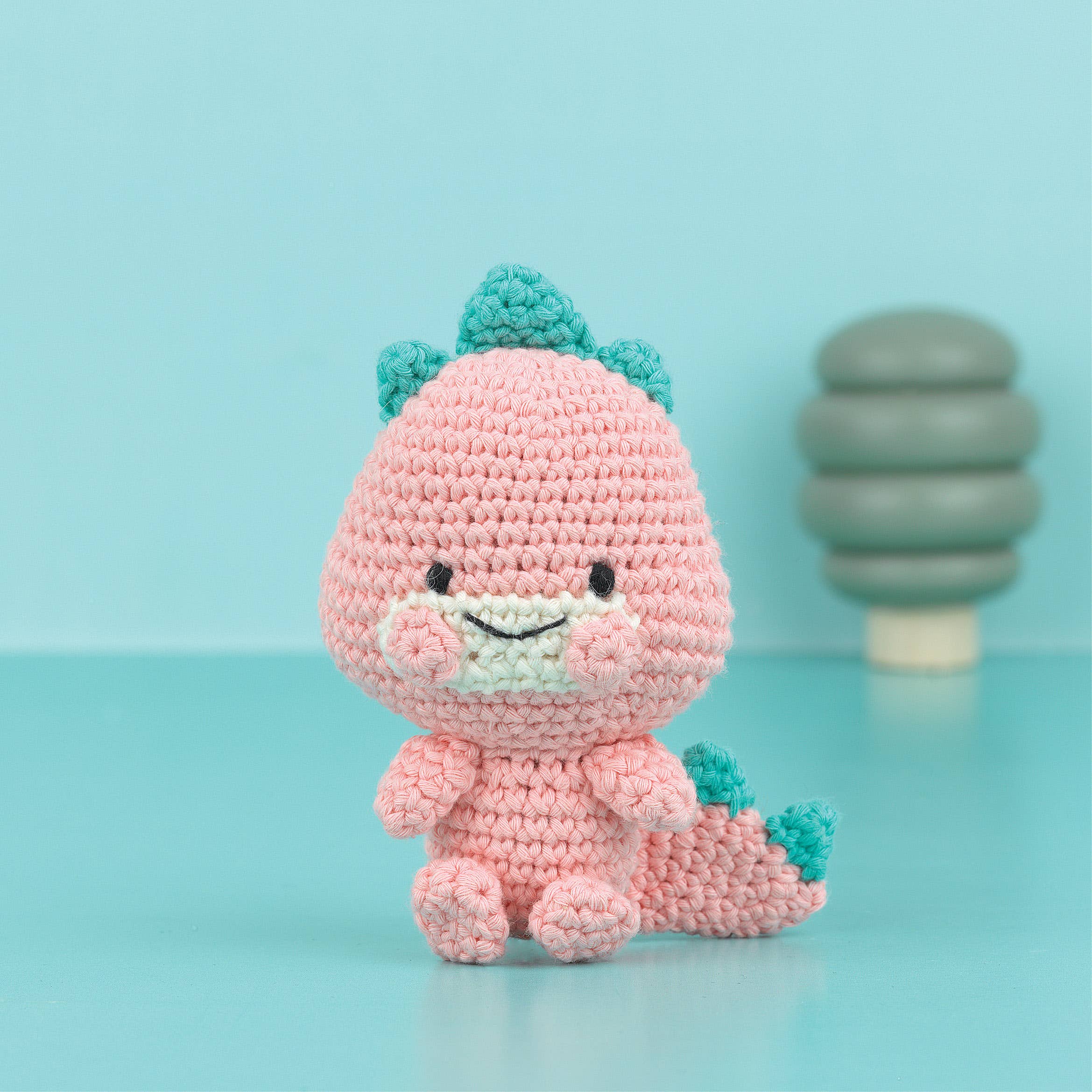 Creative World of Crafts – Engroshandel Strikke-/hækleartikler – Knitty Critters Hello Adorable - Roberta dinosauren
