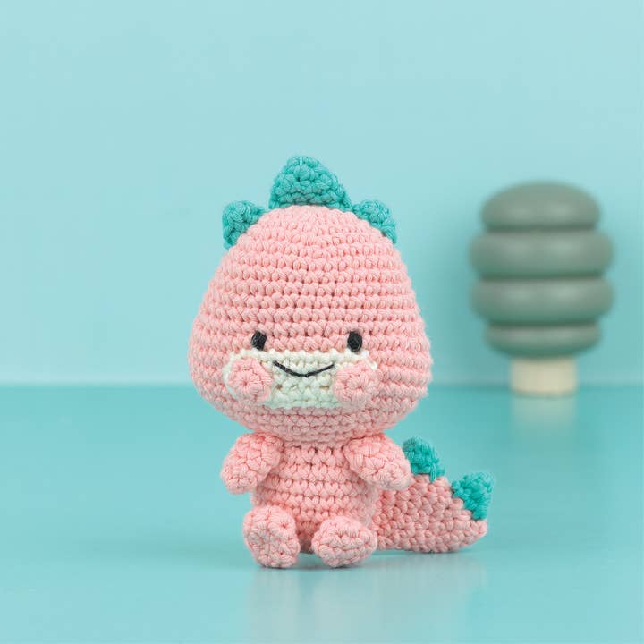 Creative World of Crafts – Großhandel Strick-/Häkelzubehör – Knitty Critters Hallo Adorable - Roberta Der Dinosaurier